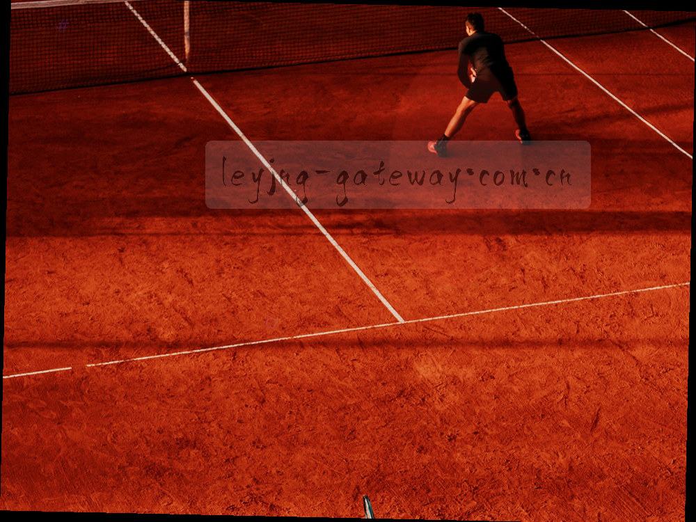 微距拍摄的清单勾选框与贴纸式版本号标签，纸张纹理清晰